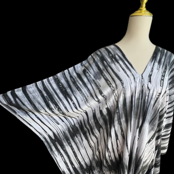 0123/ Black and White Long Kaftan - Picture 10 of 11